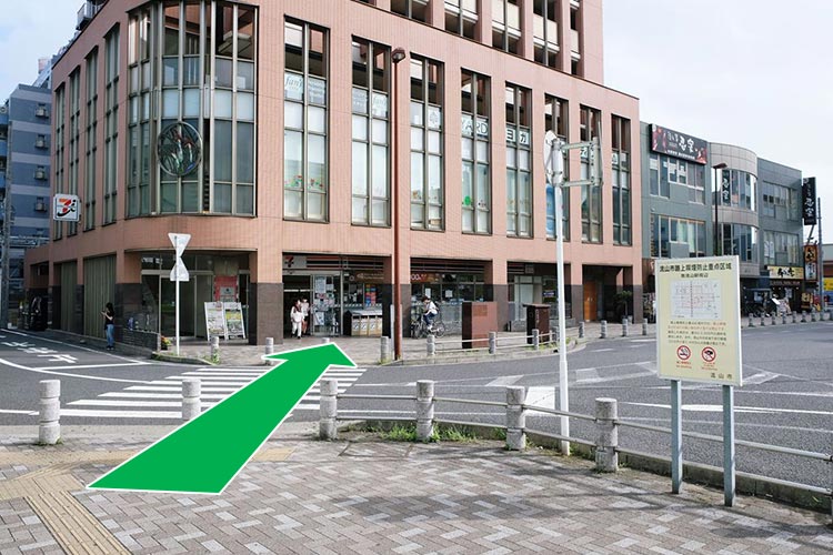 横断歩道を渡り道なり