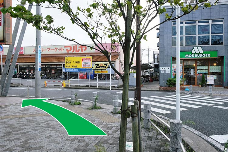 突き当りを道なりに左手