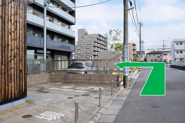 30メートル程進むと左手