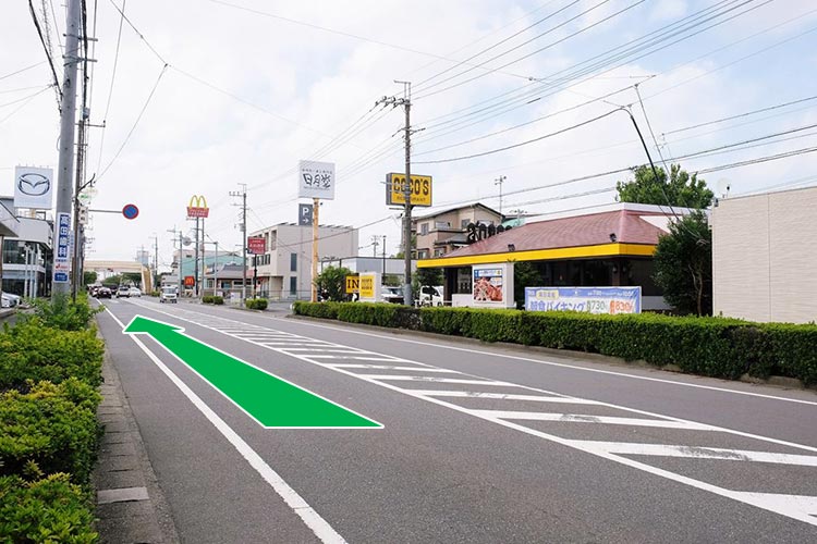 国道280号線で新松戸方面よりお越しの際は右手に「ココス」を見て進みます。