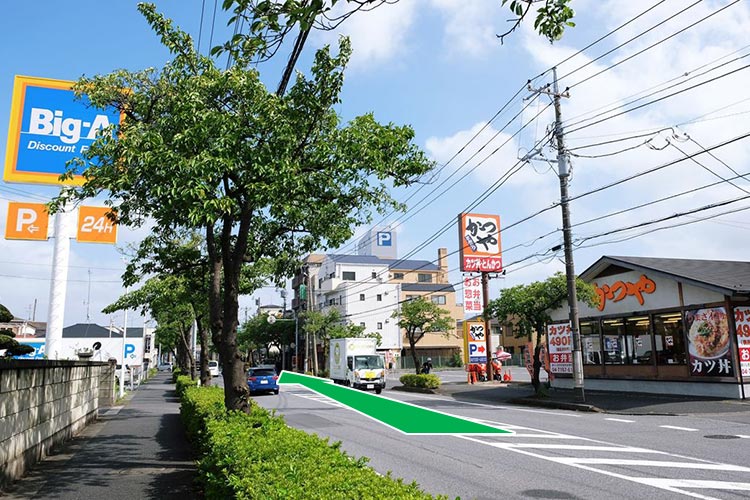 国道280号線で三郷方面よりお越しの際は左手に「Big-A」右手に「かつや」を見て進みます。