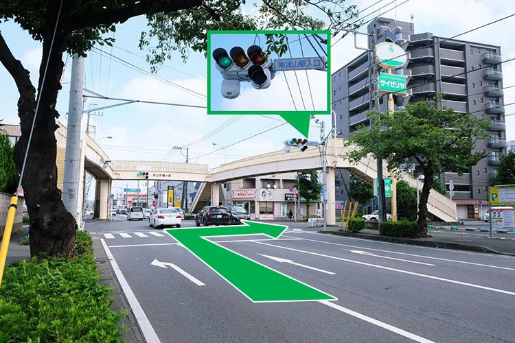 角のサイゼリヤを目印に「南流山駅入口」を右折し、直進すると南流山駅です。