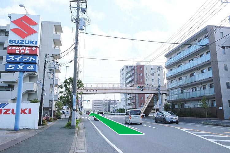 流山街道で流山方面よりお越しの際は左手に「スズキ」を見て進みます。