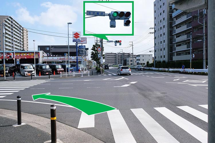 「スズキ」を過ぎたら「木交差点」を左折し、道なりに進みます。