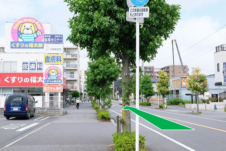 左手に「くすりの福太郎」を見て道なりに進むと南流山駅です。